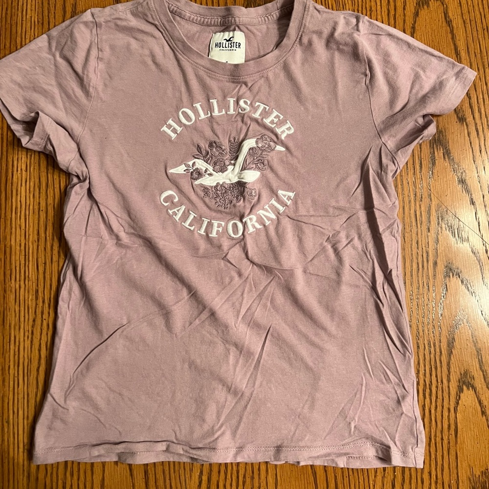 Hollister women’s small logo tee